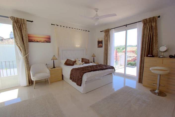 Image No.17-4 Bed Villa / Detached for sale