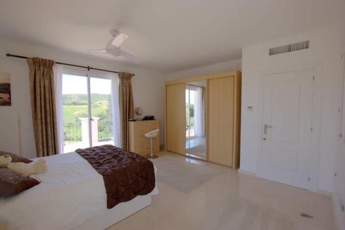 Image No.19-4 Bed Villa / Detached for sale