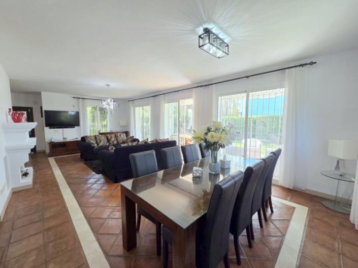 Image No.8-4 Bed Villa / Detached for sale