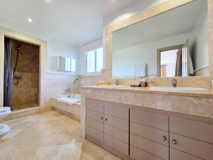 Image No.21-4 Bed Villa / Detached for sale