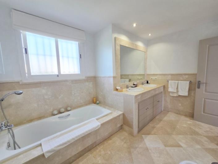 Image No.23-4 Bed Villa / Detached for sale