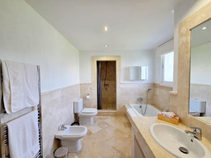 Image No.22-4 Bed Villa / Detached for sale