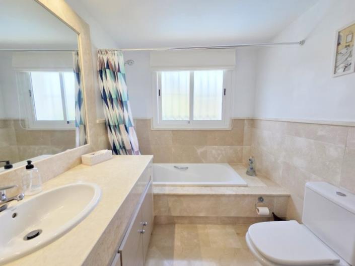 Image No.26-4 Bed Villa / Detached for sale