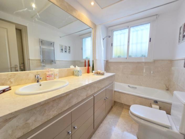 Image No.28-4 Bed Villa / Detached for sale