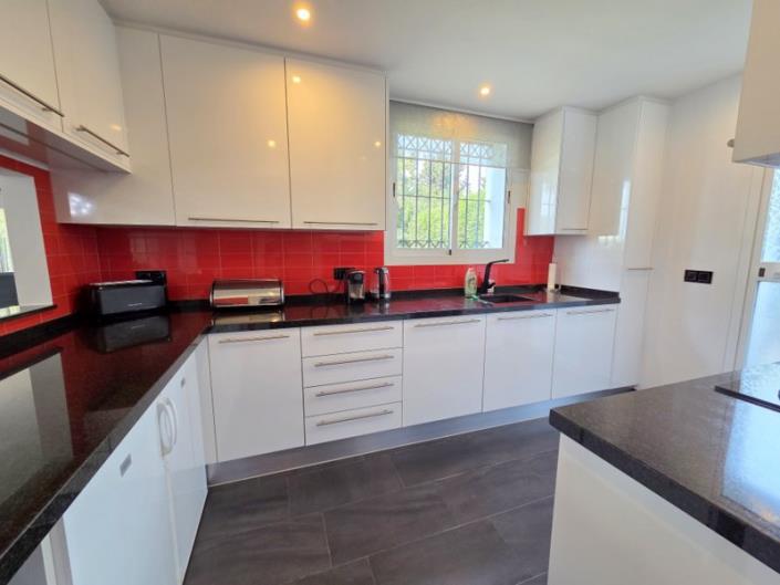 Image No.10-4 Bed Villa / Detached for sale