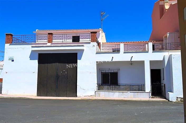 Image No.1-4 Bed Property for sale
