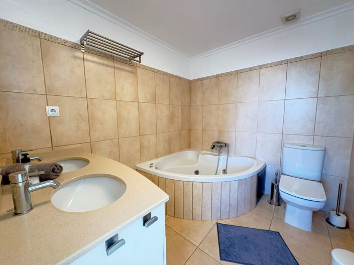 Image No.22-3 Bed Apartment for sale