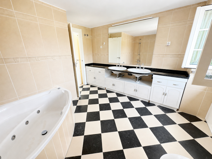Image No.33-2 Bed Apartment for sale