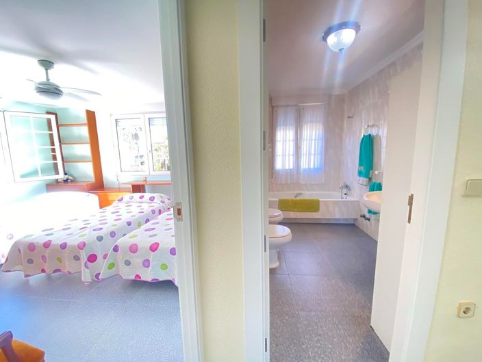 Image No.43-8 Bed Villa for sale