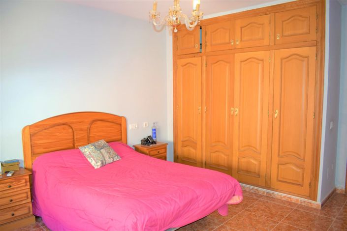 Image No.22-6 Bed Property for sale