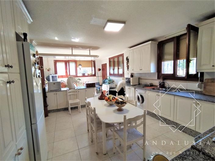 Image No.12-5 Bed Property for sale