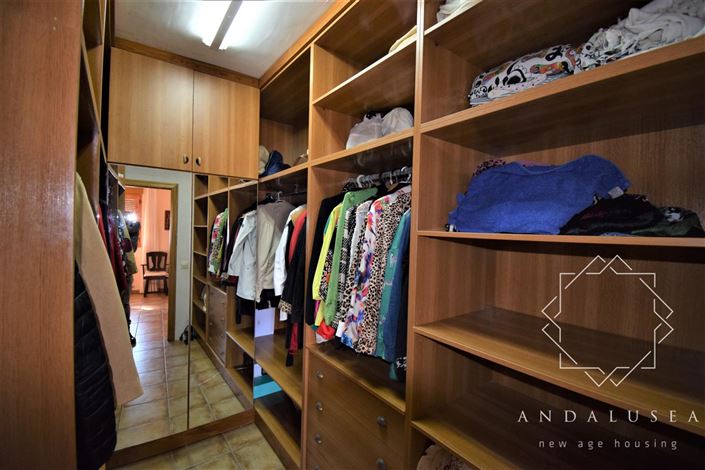 Image No.19-3 Bed Property for sale