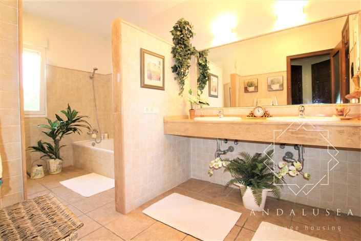 Image No.37-4 Bed Property for sale