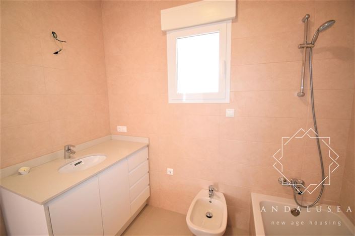 Image No.28-4 Bed Property for sale