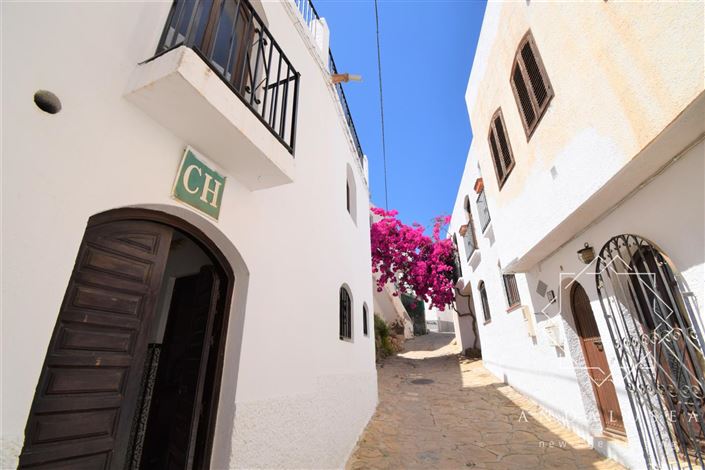 Image No.3-13 Bed Property for sale