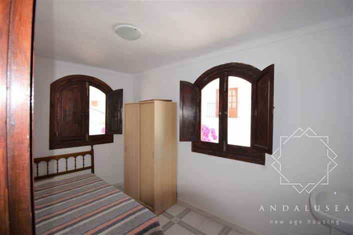 Image No.34-13 Bed Property for sale