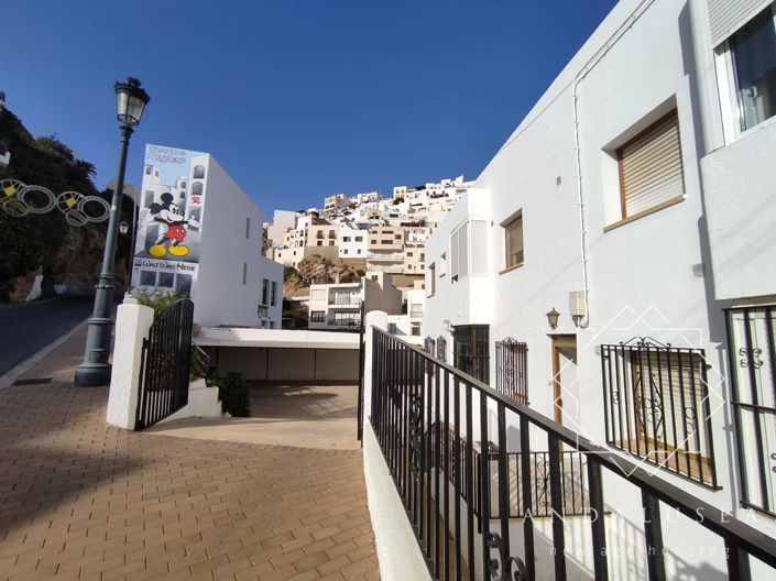 Image No.1-4 Bed Property for sale