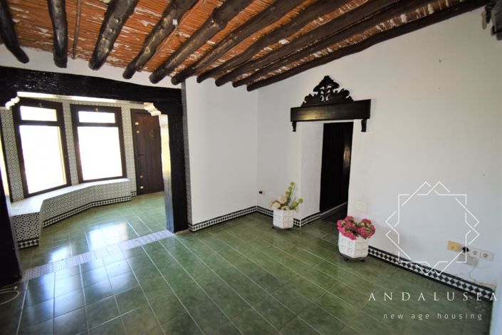 Image No.24-6 Bed Property for sale