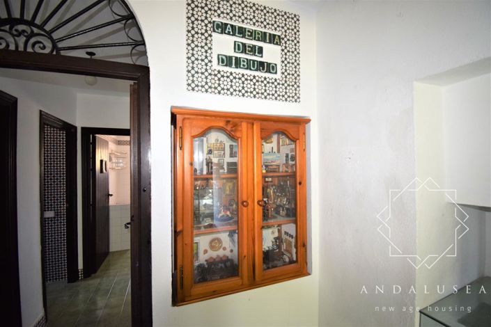 Image No.26-6 Bed Property for sale