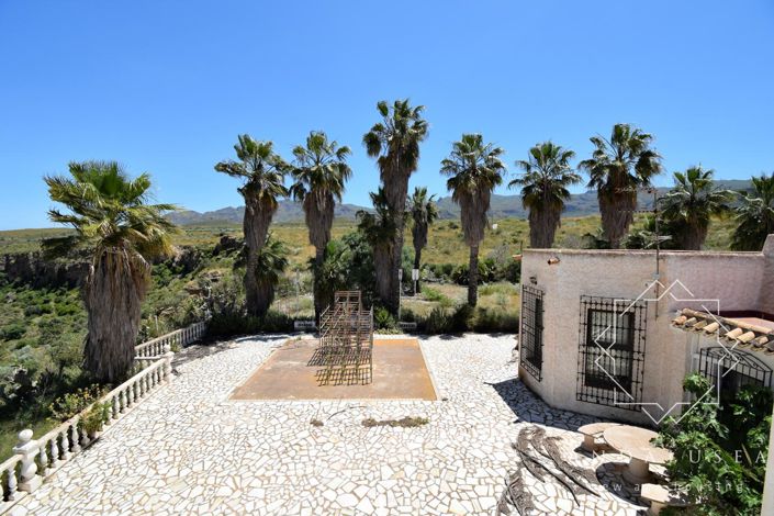 Image No.42-6 Bed Property for sale