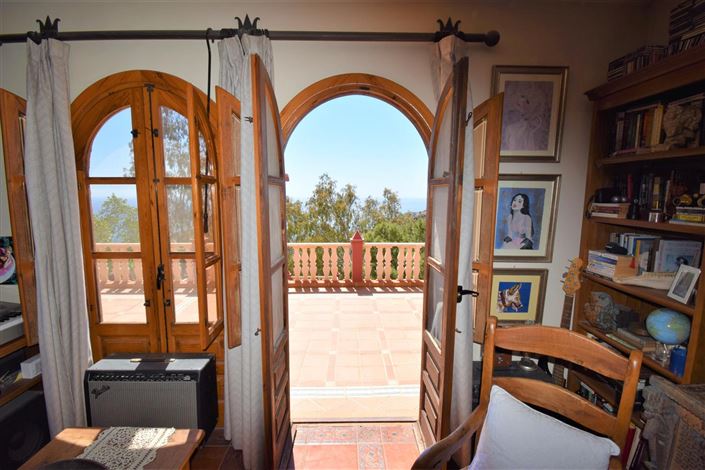 Image No.32-4 Bed Property for sale