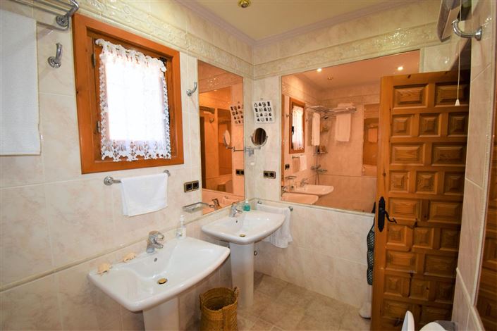 Image No.41-4 Bed Property for sale