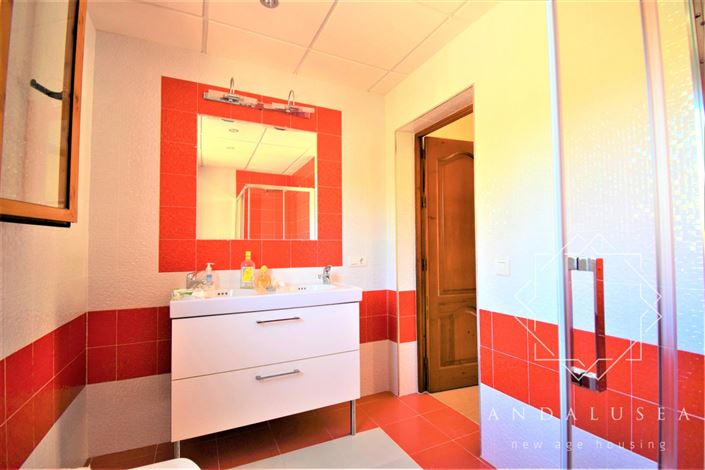 Image No.26-3 Bed Property for sale