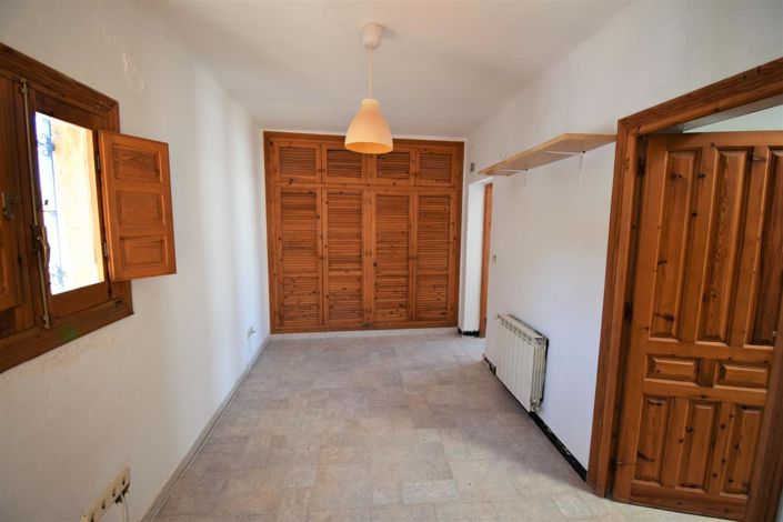 Image No.75-7 Bed Property for sale