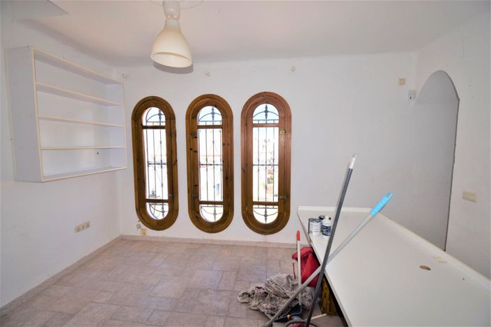 Image No.77-7 Bed Property for sale