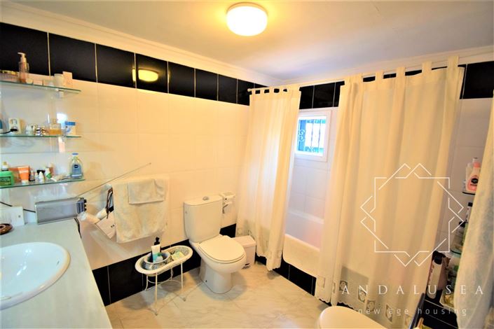 Image No.28-4 Bed Property for sale