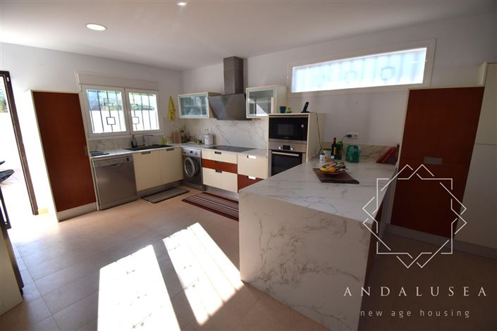 Image No.10-3 Bed Property for sale