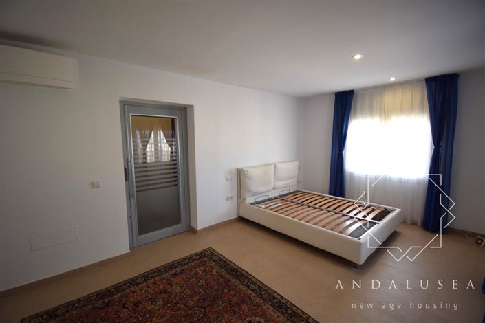 Image No.18-3 Bed Property for sale