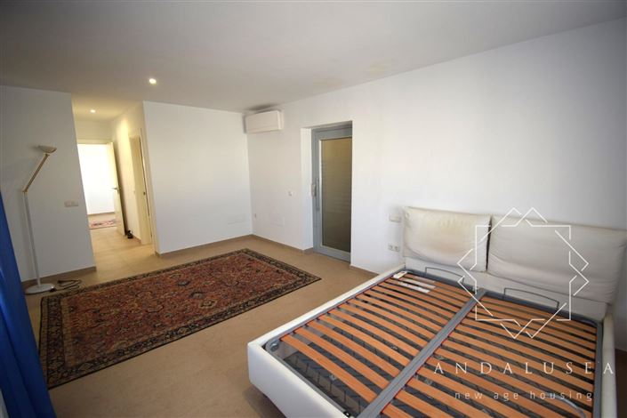 Image No.19-3 Bed Property for sale