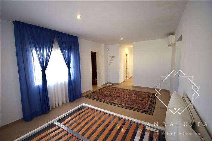 Image No.20-3 Bed Property for sale