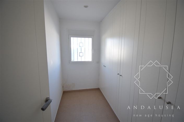 Image No.27-3 Bed Property for sale