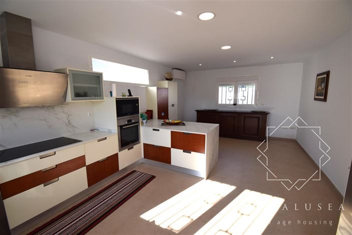 Image No.9-3 Bed Property for sale