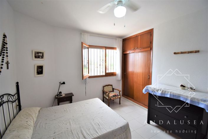 Image No.12-8 Bed Property for sale