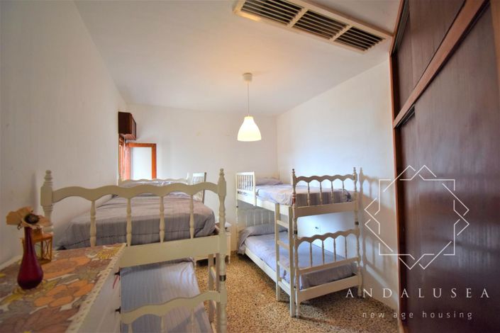 Image No.25-8 Bed Property for sale