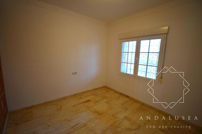 Image No.12-4 Bed Property for sale