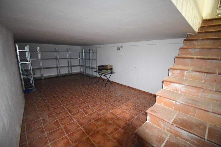 Image No.28-4 Bed Property for sale