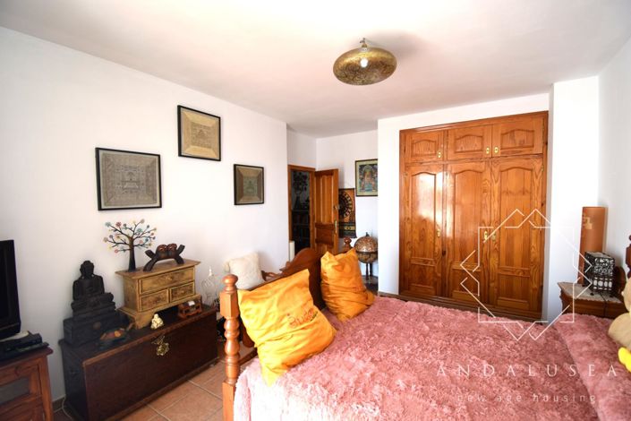 Image No.18-3 Bed Property for sale