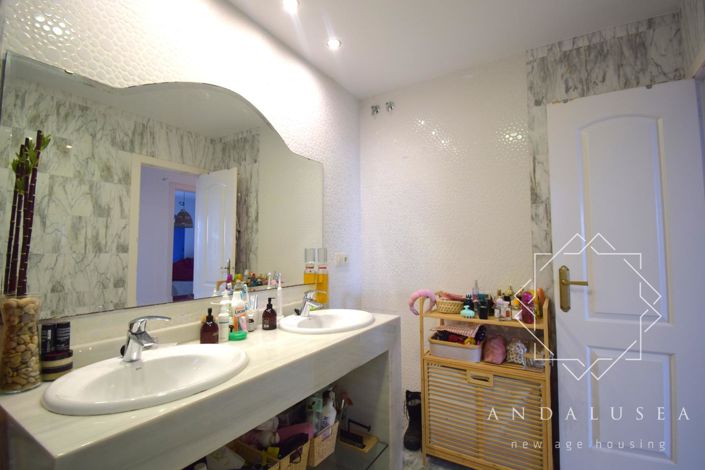 Image No.28-3 Bed Property for sale