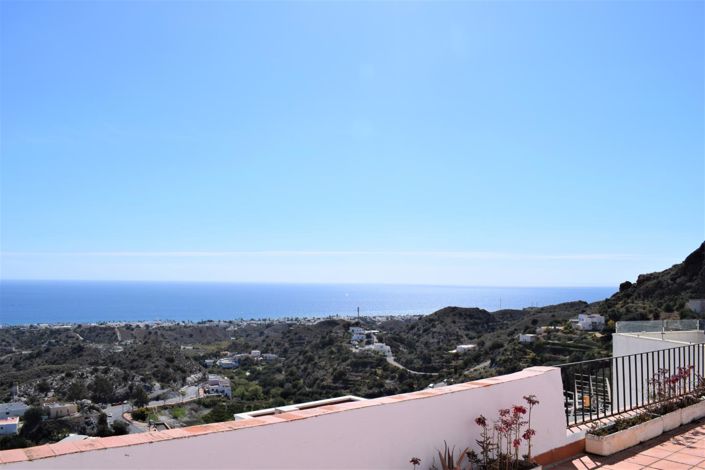 Image No.1-4 Bed Property for sale