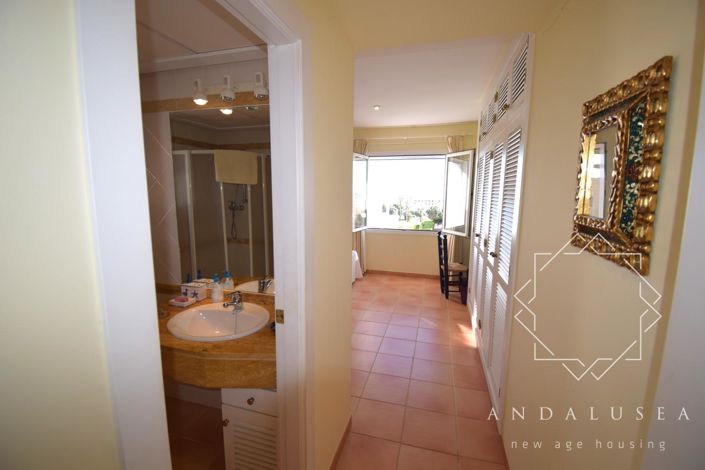 Image No.10-5 Bed Property for sale