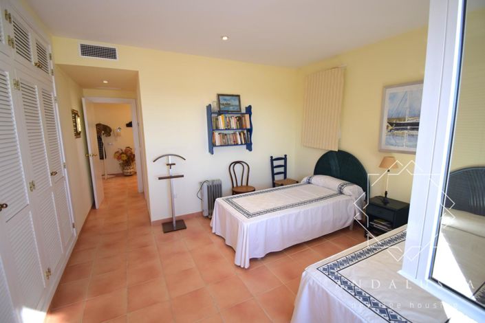 Image No.12-5 Bed Property for sale