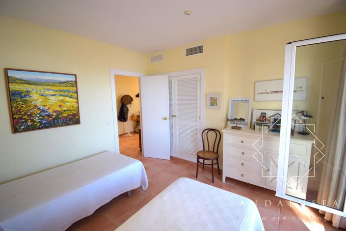 Image No.17-5 Bed Property for sale