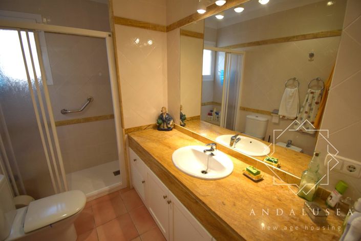 Image No.24-5 Bed Property for sale