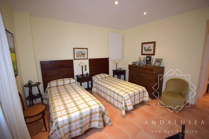 Image No.8-5 Bed Property for sale