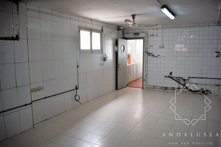 Image No.12-6 Bed Property for sale