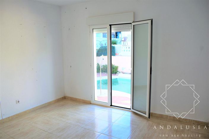 Image No.20-6 Bed Property for sale